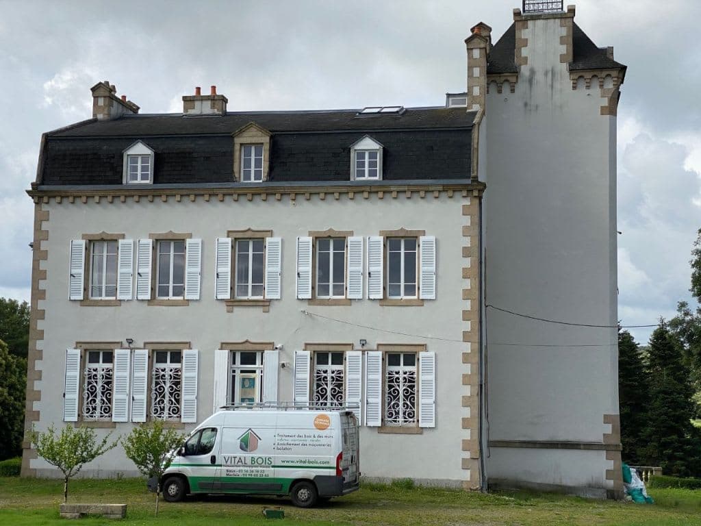 Camion Vital Bois devant une maison