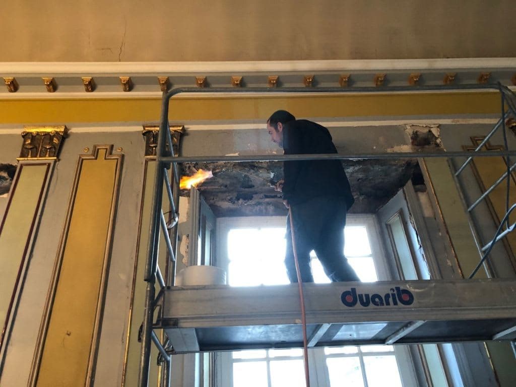 Ouvrier Vital Bois en pleine action