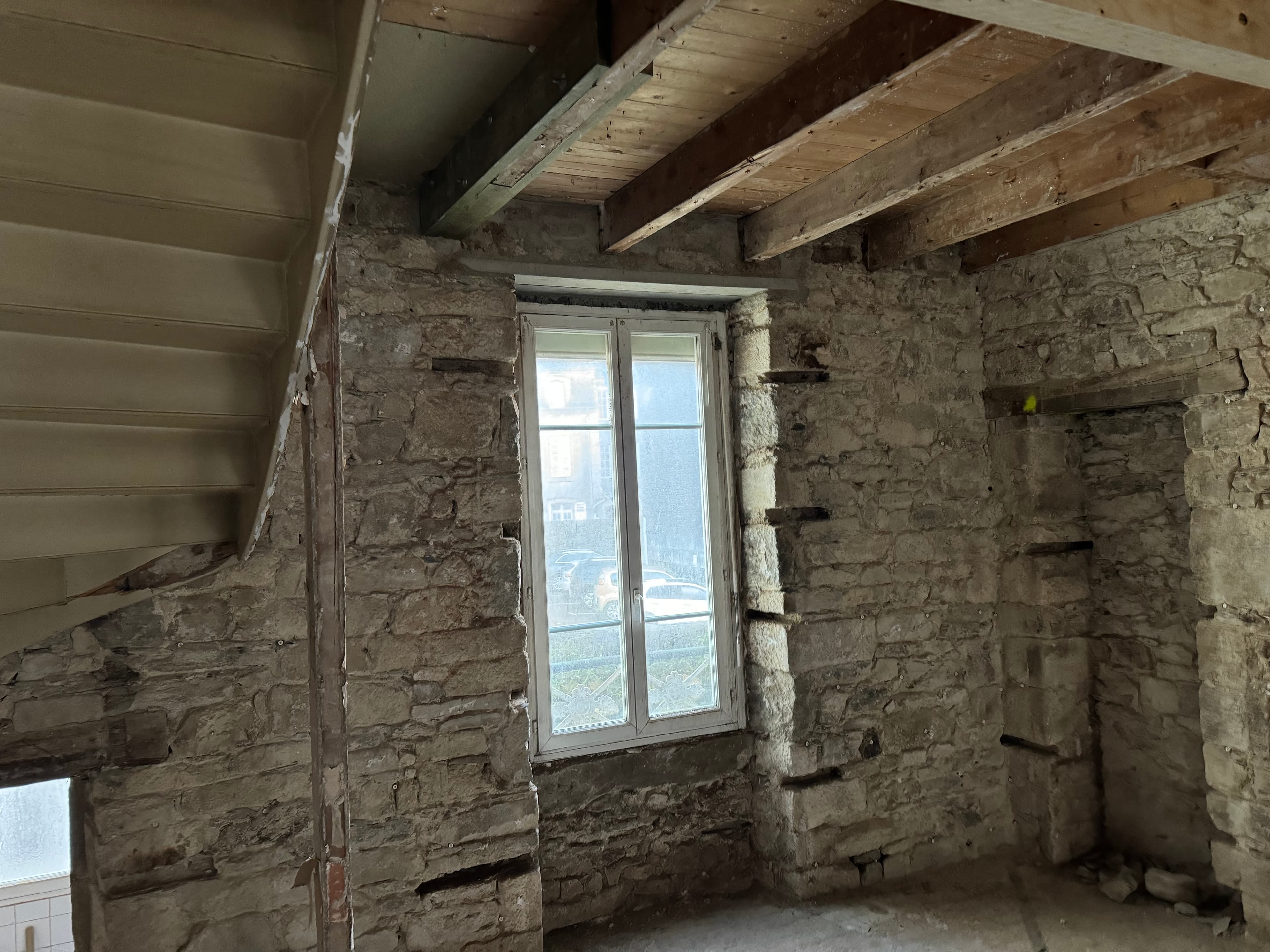 Reprise des poutres et solives avec renfort métallique et bois. Traité en classe quatre