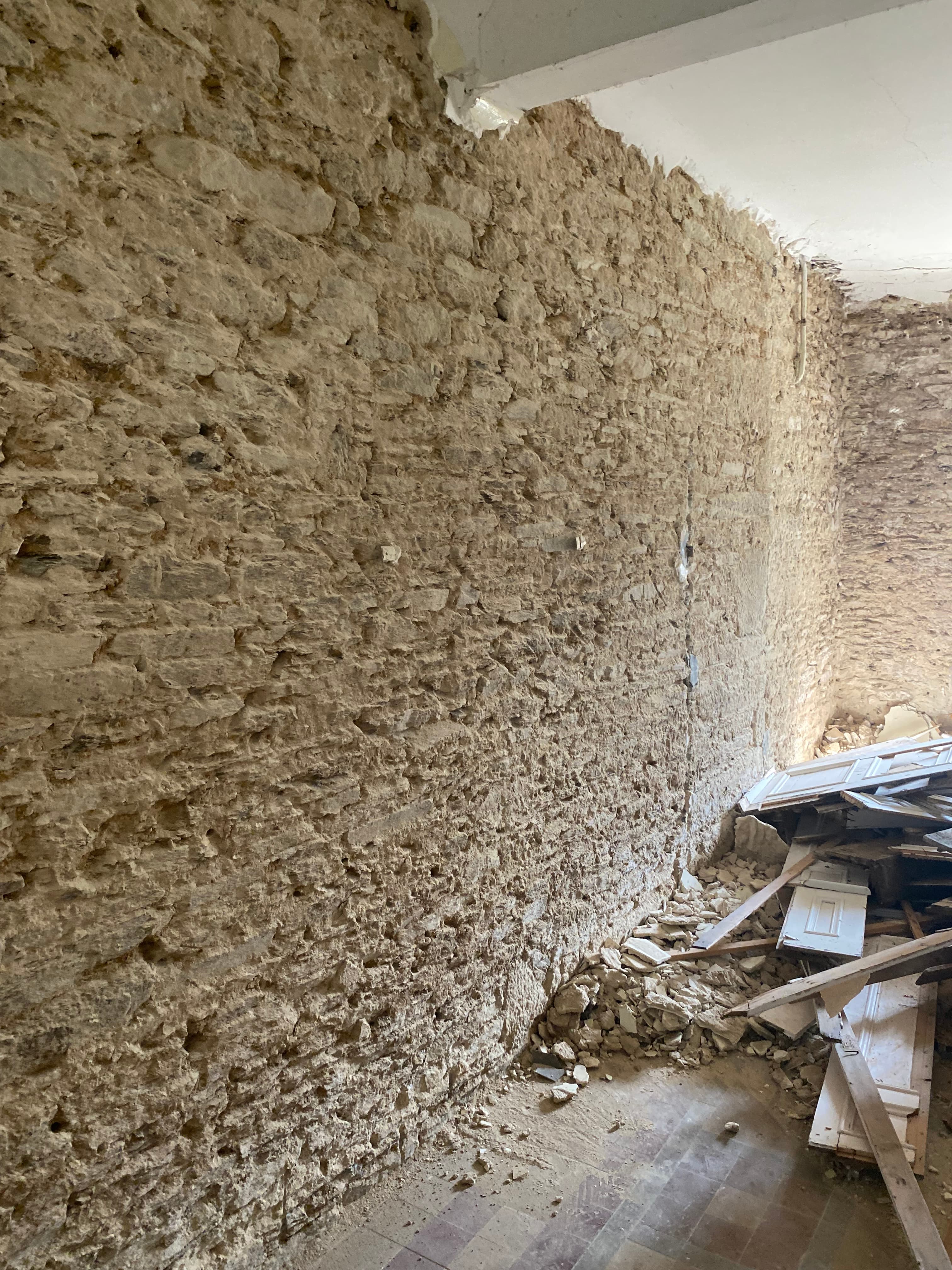 piquage des murs évacuation des gravats avec Benne