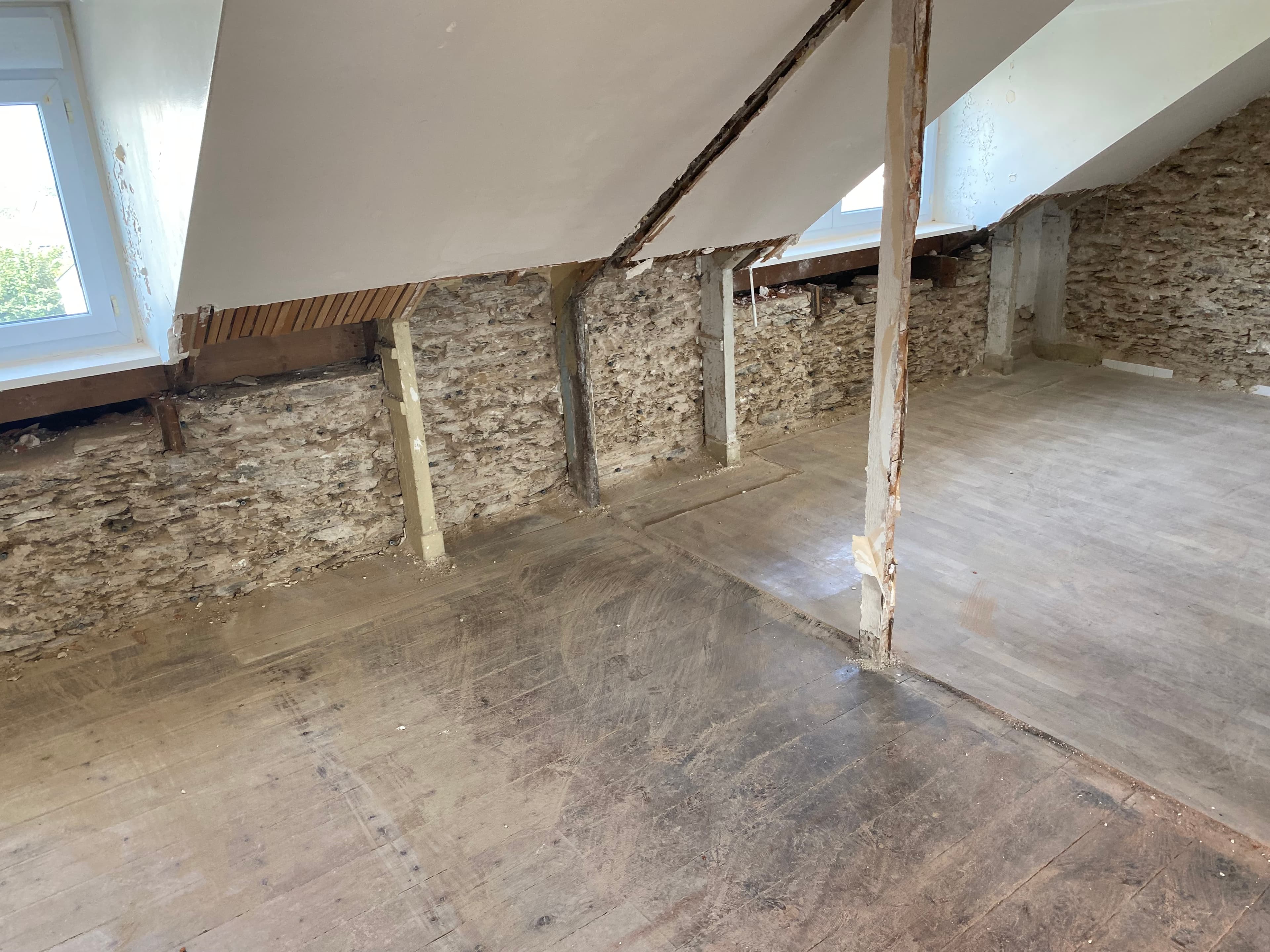 piquage des murs évacuation des gravats avec Benne